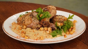 Muslos a la miel con pasta de berenjenas y garrapiñada de garbanzo