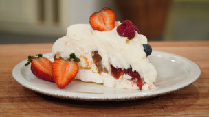 Pavlova con dulce de leche, chocolate y frutos rojos