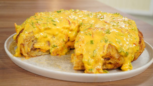 Riquísima tortilla de papa rellena de hamburguesa