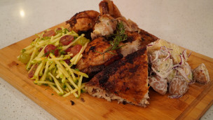 Pollo mariposa al romero con ensalada de uvas 