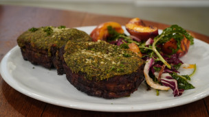 Ojo de bife en croute con ensalada de durazno