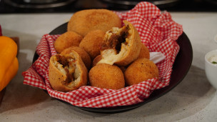 Increíbles bombas de papa y queso con boloñesa