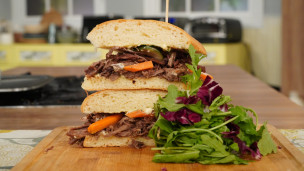 Increíble sándwich de carne desmechada y pickles