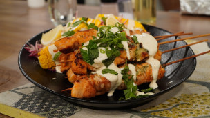 Aprendé a cocinar brochettes de pollo con ensalada