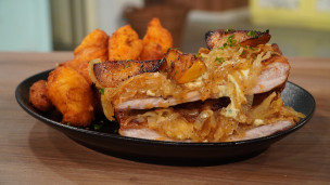 Matambre de cerdo grillado con batatas