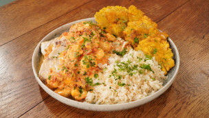 ABADEJO EN SALSA DE CAMARONES CON ARROZ Y PLÁTANO