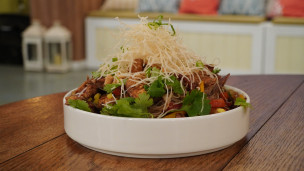 Salteado de pollo con fideos de arroz 