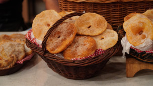 Tortas fritas rellenas de dulce de leche y avellanas