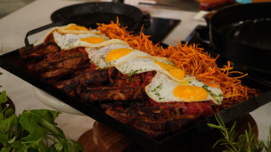 Costillitas riojana con huevos fritos y batata pay