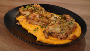 Aprendé a cocinar pollo a los 40 ajos con puré de boniato