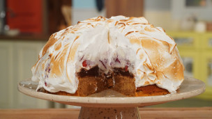 Torta marquise de dulce de leche con frutos rojos