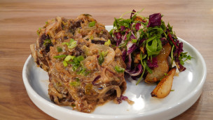 OJO DE BIFE EN SALSA DE CEBOLLA CON ENSALADA