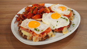 MILANESA DE OJO DE BIFE A LA NAPOLITANA CON ENSALADA DE TOMATES