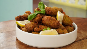 BUÑUELOS DE ARVEJAS CON ALIOLI Y SALSA ROMESCO