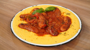 POLENTA DE BONIATO CON CHORIZOS A LA POMAROLA
