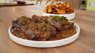 BIFES A LA PIMIENTA CON CHIPS DE BATATAS