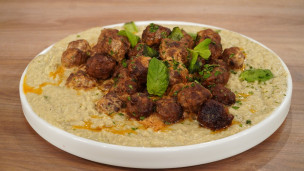 ALBÓNDIGAS DE CARNE ESPECIADA CON HUMMUS