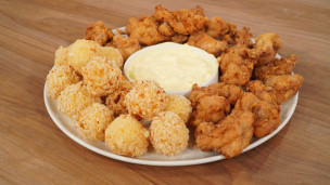 POLLO FRITO CON BOLITAS DE QUESO