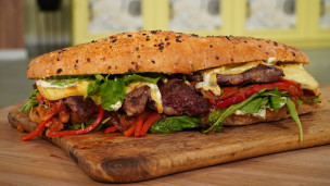 SANDWICH DE PICAÑA EN PAN DE CEBOLLA