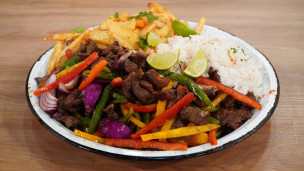 LOMO SALTADO CON PAPAS FRITAS