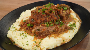 COLITA DE CUADRIL AL VERDEO CON PURE DE PAPA Y COLIFLOR