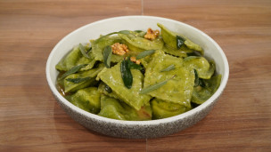 RAVIOLONES DE PERA Y QUESO AZUL CON MANTECA DE SALVIA