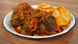 bifes a la criolla con papas.