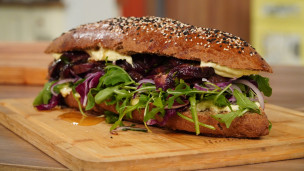 sándwich de pan integral con berenjenas al escabeche.
