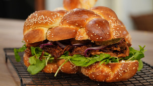 sándwich de bondiola a la barbacoa con pickles