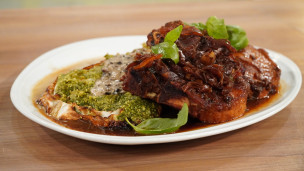 costillitas de cerdo con repollo asado.