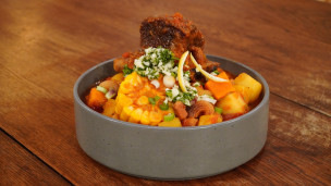 guiso de carne, fideos y vegetales.