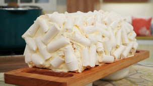arrollado de dulce de leche, crema y merengue.