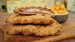 milanesa rellena de provolone con papas.
