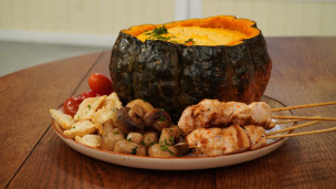 fondue de calabaza con pinchos de pollo.