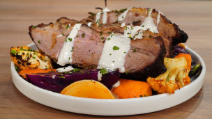 tapa de asado especiada con vegetales.