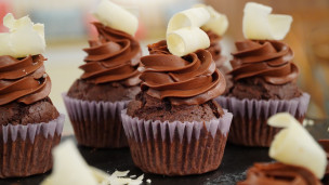 muffins rellenos de chocolate blanco.