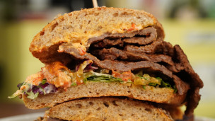  sándwich de carne en pan de centeno