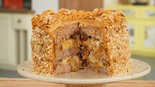 torta de nuez, dulce de leche y crema