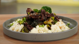 wok de carne con brócoli y coliflor