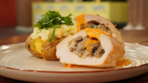 pechugas con salsa de ajo y papas rellenas