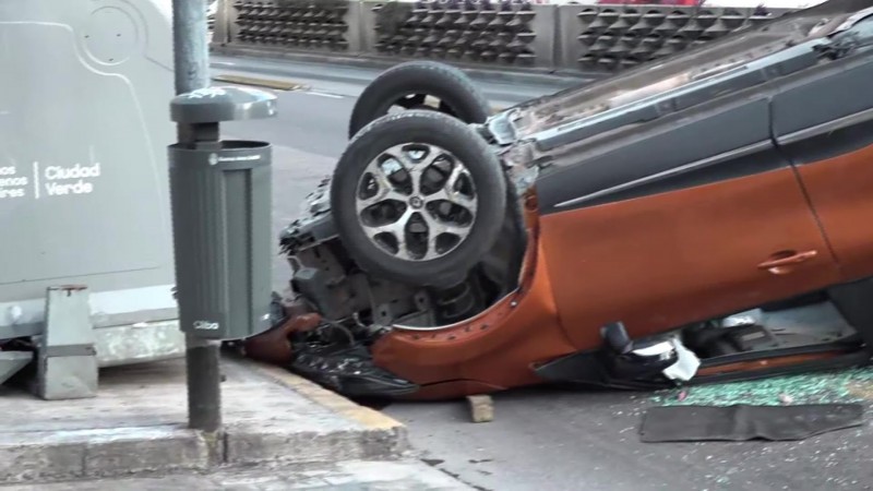 Corte total por un choque y vuelco en Avenida Cabildo | Canal 9