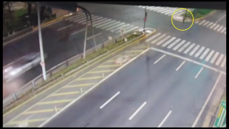 VIDEO: un polista atropelló y mató a un hombre en plena 9 de Julio ...