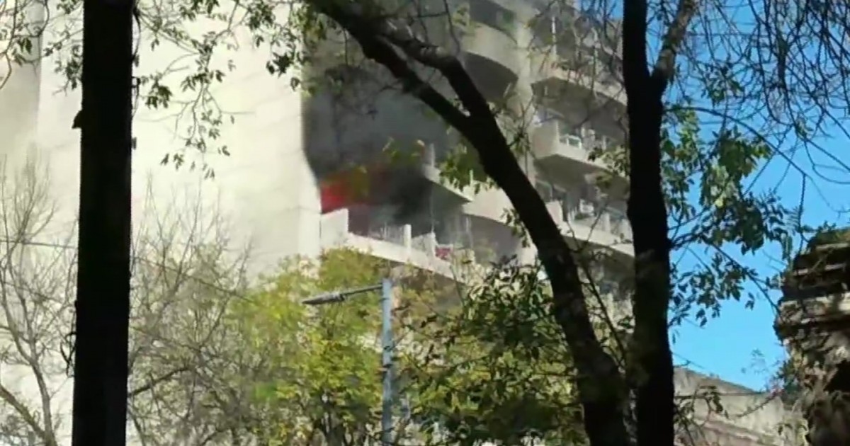 Impresionante incendio en un edificio de nueve pisos en Floresta | Canal 9