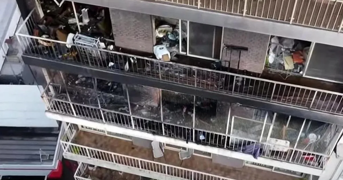 Los gritos de auxilio dentro de un edificio durante incendio