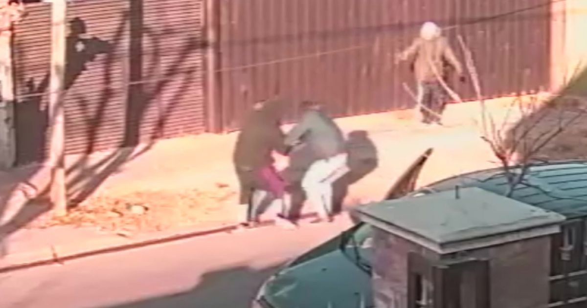 Asaltan a una mujer embarazada cuando iba al hospital (VIDEO)