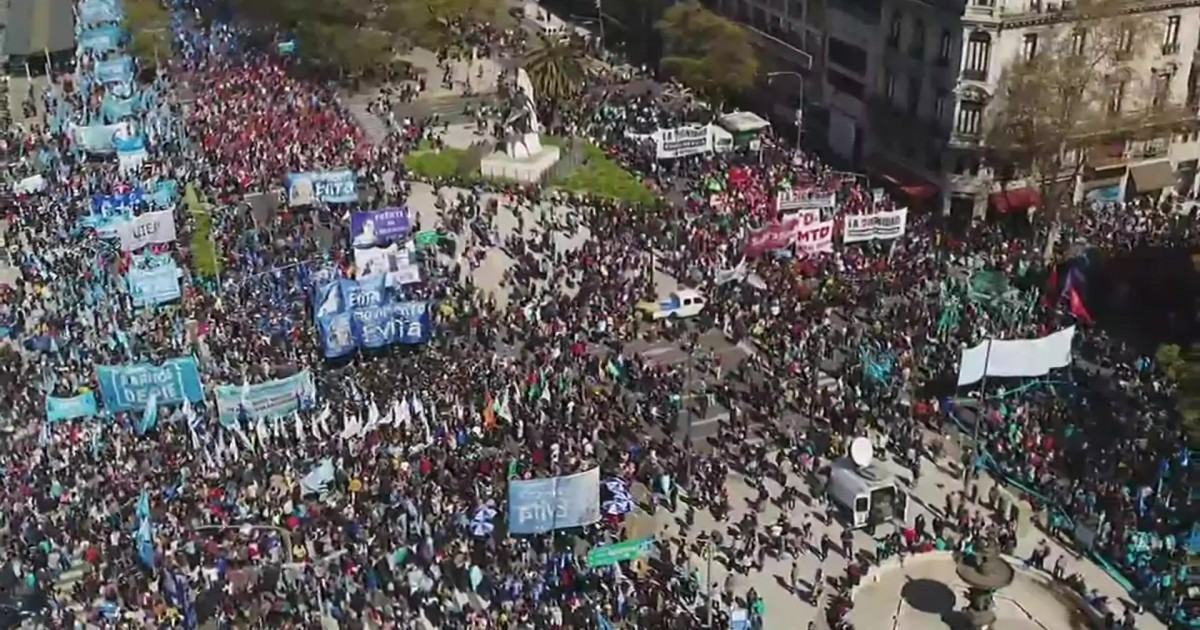 Masiva marcha en Plaza de Mayo en repudio del atentado a Cristina ...