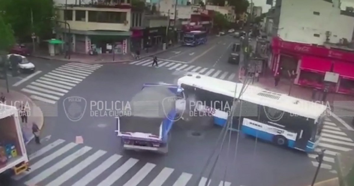 Fuerte choque entre un camión y un colectivo en Devoto: 10 heridos ...