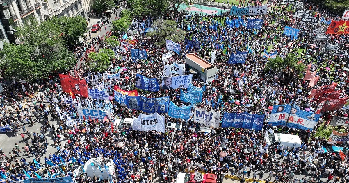 Primera marcha masiva de la CGT contra el DNU de Milei | Canal 9