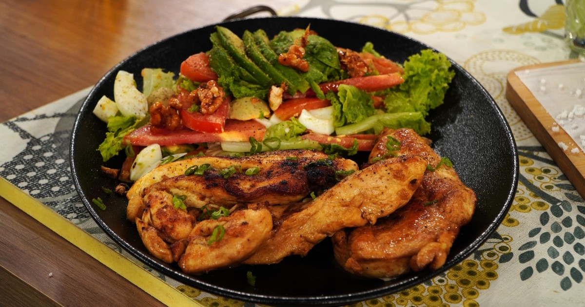 Riquísimo pollo especiado con ensalada | Canal 9
