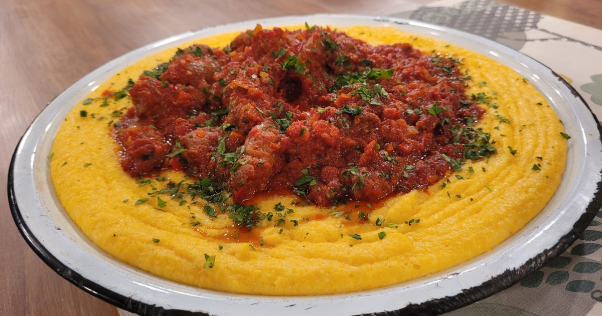 Aprendé a cocinar polenta con estofado de salchicha parrillera | Canal 9